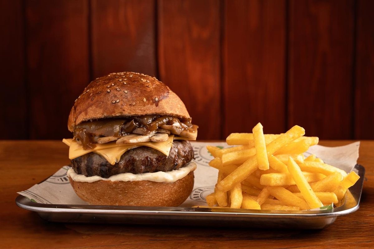 Corner Irish Pub — menü, yemek ve i̇çecek çekimi · Loop Medya
